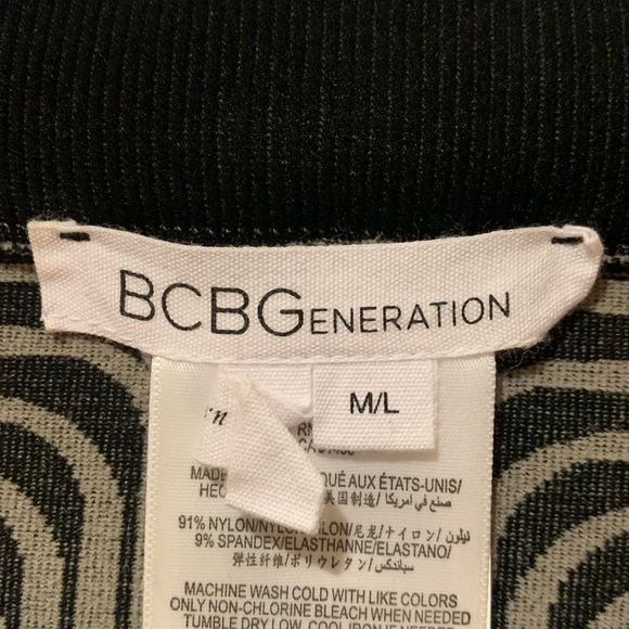 BCBGeneration stretchy skirt, Size M/L - Picture 3 of 3
